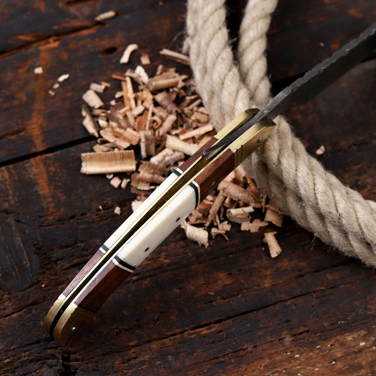Handcrafted Damascus Steel Straight Razor with Classic Wood & Bone Handle